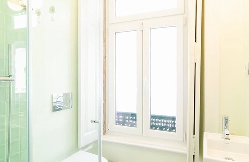 Lisbon Old Town Apartment | GuestHouse - Double Room with Private Bathroom - (Room 2 Uriel)