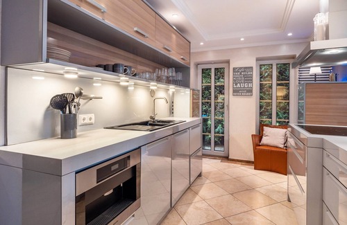 Bergedorf House | Guesthouse 'Dream House' with Private Terrace, Wi-Fi, and Air Conditioning
