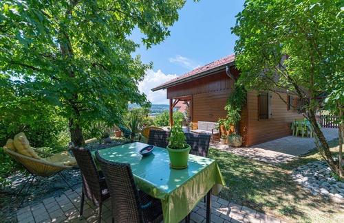 Saint-Martin-Bellevue House | Guesthouse 'Le Chalet Fleuri' with Mountain View, Shared Terrace and Wi-Fi