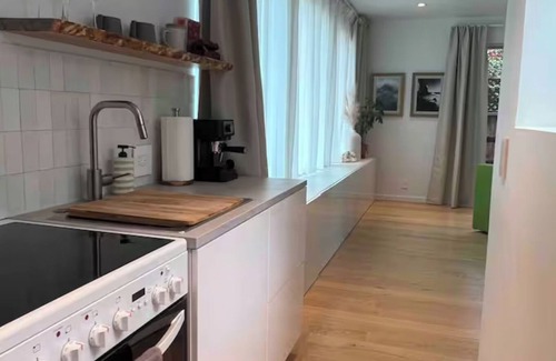 Woodland Hills Apartment | Guesthouse studio nested in the Hills+Gym, Netflix