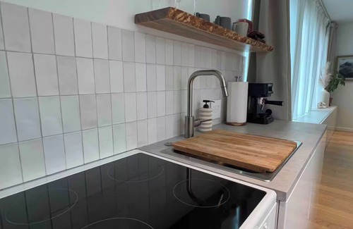 Woodland Hills Apartment | Guesthouse studio nested in the Hills+Gym, Netflix