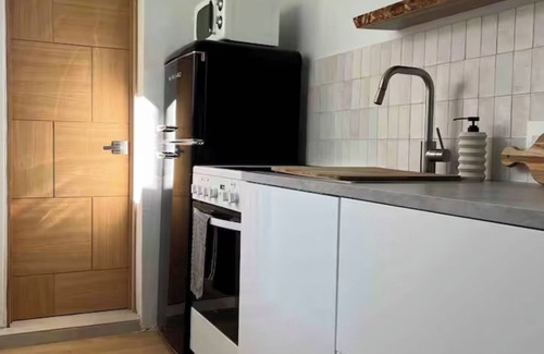 Woodland Hills Apartment | Guesthouse studio nested in the Hills+Gym, Netflix