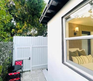 Allapattah Apartment | Guesthouse w Bikes near Wynwood