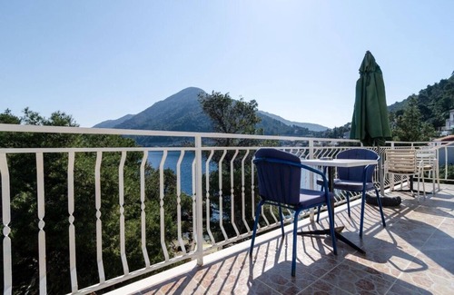 Sobra Apartment | #GUESTHOUSESOBRA Studio with balcony and sea view