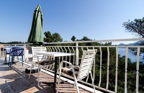 Sobra Apartment | #GUESTHOUSESOBRA Studio with balcony and sea view
