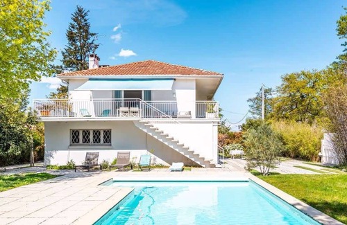 Saint-Medard-en-Jalles Villa | GuestReady - White villa with private pool