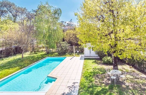 Saint-Medard-en-Jalles Villa | GuestReady - White villa with private pool