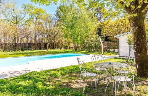 Saint-Medard-en-Jalles Villa | GuestReady - White villa with private pool