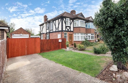 Coombe Hill House | GuestReady - Amazing home with a private garden