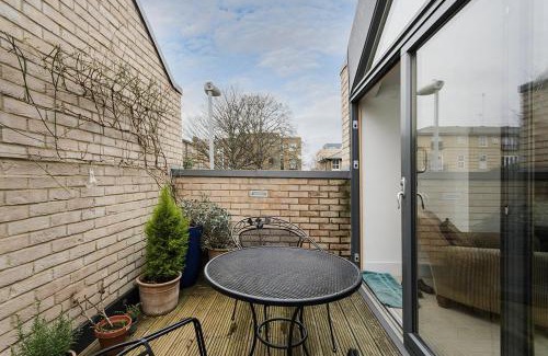 Ravenscourt Park Apartment | GuestReady - Bauhaus Duplex in Shepherd's Bush