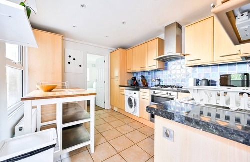 Brondesbury Apartment | GuestReady – Bright 2BR Near West Hampstead