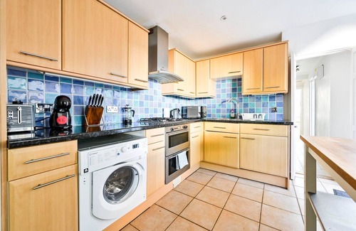 Brondesbury Apartment | GuestReady – Bright 2BR Near West Hampstead