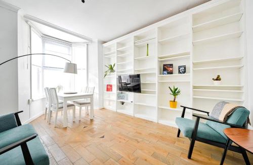 Brondesbury Apartment | GuestReady – Bright 2BR Near West Hampstead