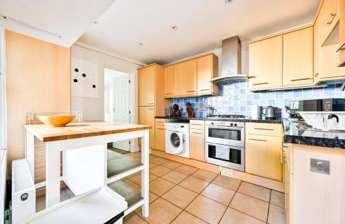 Brondesbury Apartment | GuestReady – Bright 2BR Near West Hampstead