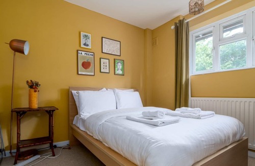 West Norwood Apartment | GuestReady - Calming Green near the Norwood Park