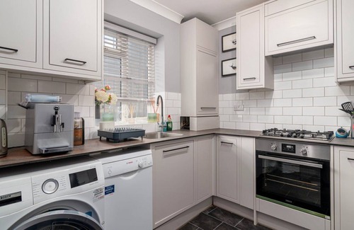 Highbury Apartment | GuestReady - Charming 1BR Highbury Flat with Balcony