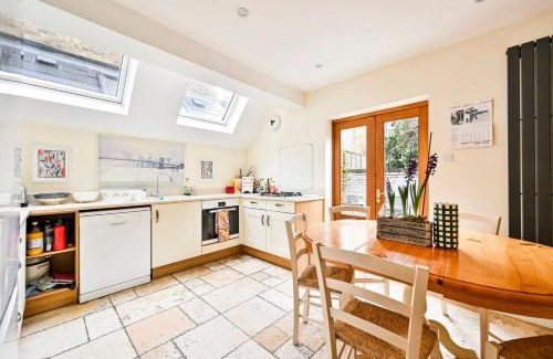 Hammersmith Apartment | GuestReady - Charming family retreat in London