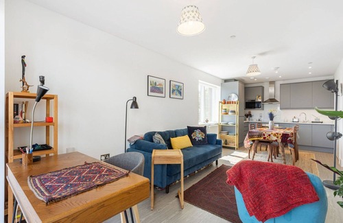 Walthamstow Apartment | GuestReady – Chic Walthamstow Stay with Balcony