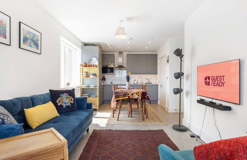 Walthamstow Apartment | GuestReady – Chic Walthamstow Stay with Balcony