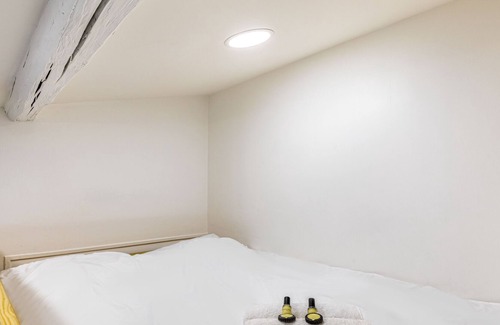 Le Pre-Saint-Gervais Apartment | GuestReady - Colored tiles in Pré-Saint-Gervais