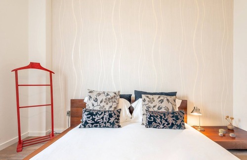 Lombos Apartment | GuestReady - Minimalist Downtown Apt with Terrace
