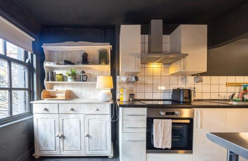 Northern Quarter Apartment | GuestReady - Rose and Monkey Hotel