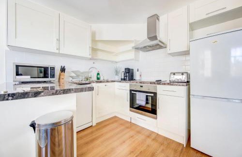 Hammersmith Apartment | GuestReady - Sleek Serenity in Hammersmith
