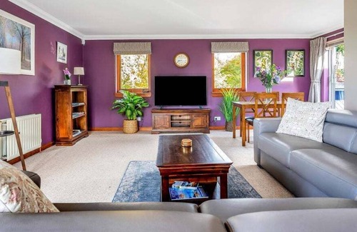Turnhouse House | GuestReady - Stone wall residence in Edinburgh