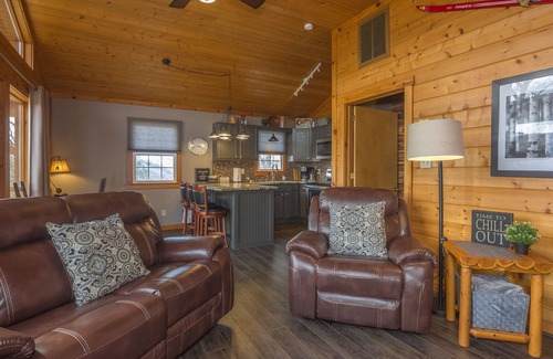 Gatlinburg - Pigeon Forge Cabin | Guests ❤️ this Mountaintop Getaway! Views, 2 Decks, Hot tub, Recliners, Privacy