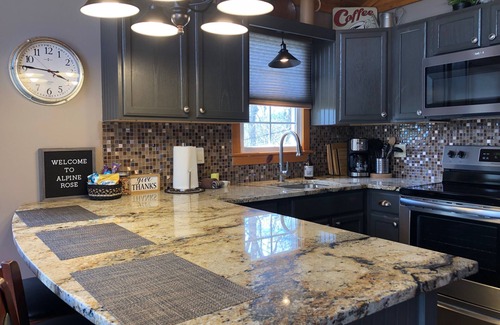 Gatlinburg - Pigeon Forge Cabin | Guests ❤️ this Mountaintop Getaway! Views, 2 Decks, Hot tub, Recliners, Privacy