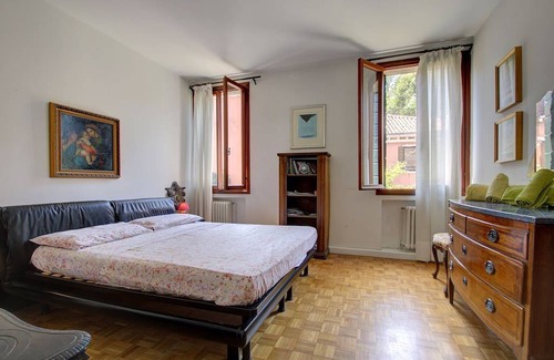 Dorsoduro Apartment | GUGGENHEIM ROMANTIC OVERLOOKING 5pax, Wifi Aircond