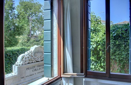 Dorsoduro Apartment | GUGGENHEIM ROMANTIC OVERLOOKING 5pax, Wifi Aircond