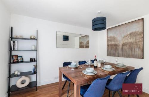 Guildford Apartment | Guildford - 3 Bedroom Home - Driveway & Garden