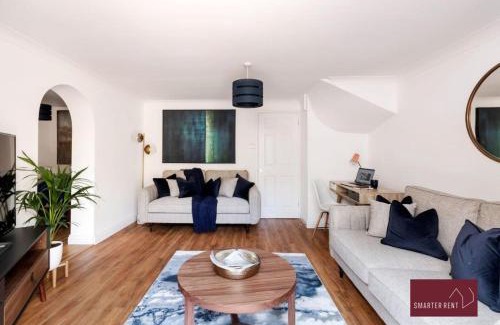 Guildford Apartment | Guildford - 3 Bedroom Home - Driveway & Garden