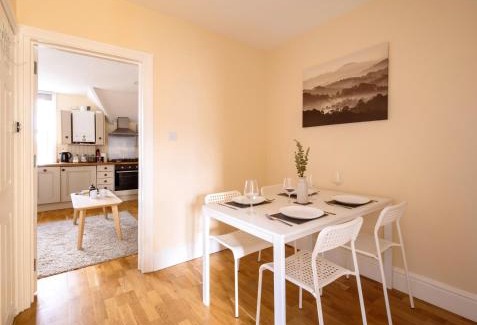 Guildford Apartment | Guildford Station with Parking