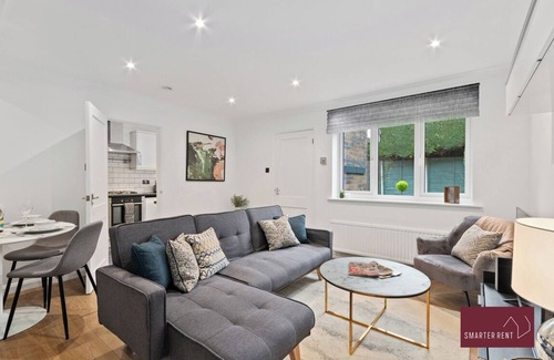 Guildford House | Guildford - Two Bedroom House with Garden