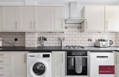 Guildford House | Guildford - Two Bedroom House with Garden