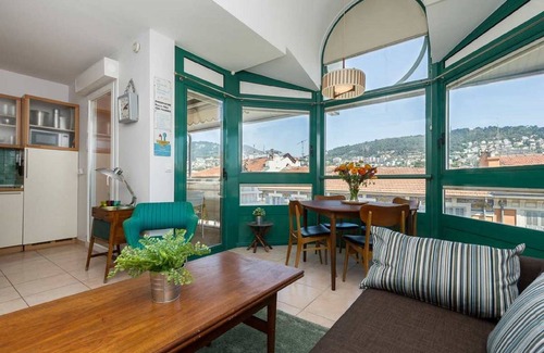 Quartier du Port Apartment | Guisol 2