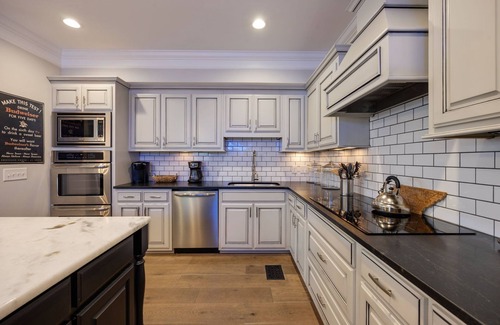 Edgehill Cottage | Gulch Melody - Private Rooftop - Heart of Gulch