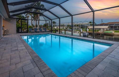 Caloosahatchee House | Gulf Access, Heated Pool, Sauna, Paddle Boards, Sleeps 10 - Villa Sun Kissed