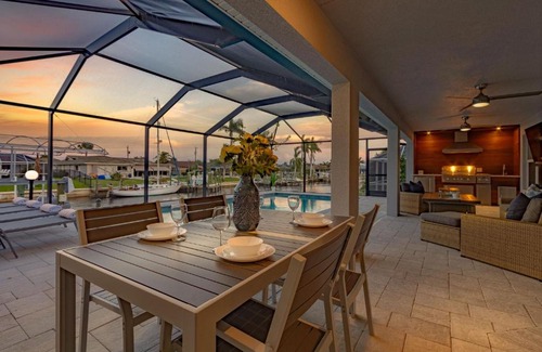 Caloosahatchee House | Gulf Access, Heated Pool, Sauna, Paddle Boards, Sleeps 10 - Villa Sun Kissed