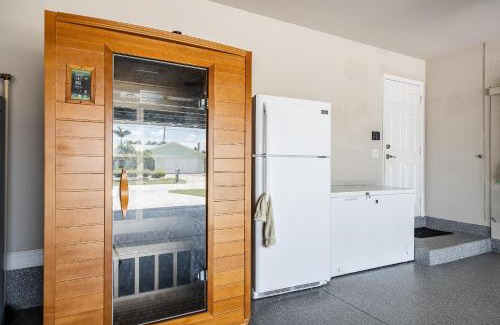 Caloosahatchee House | Gulf Access, Heated Pool, Sauna, Paddle Boards, Sleeps 10 - Villa Sun Kissed