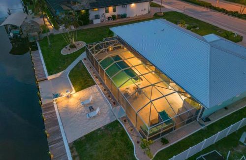 Yacht Club House | Gulf Access, Pool Table, Heated Pool, Sleeps 12 - Villa Dolphin Sunset