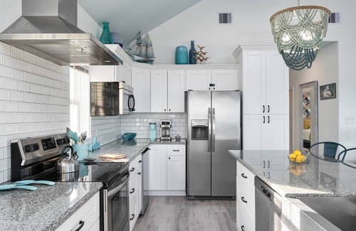 Gilchrist House | Gulf Front Luxury Beach House w/Mini Golf, Hot Tub, Firepit + Family Friendly