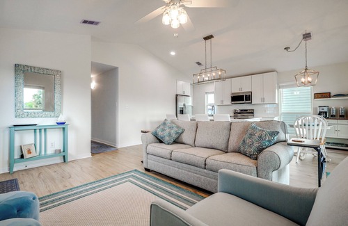 Gulf Shores Cottage | Gulf Shores Cottage w/Water Views, Walk to Beach!