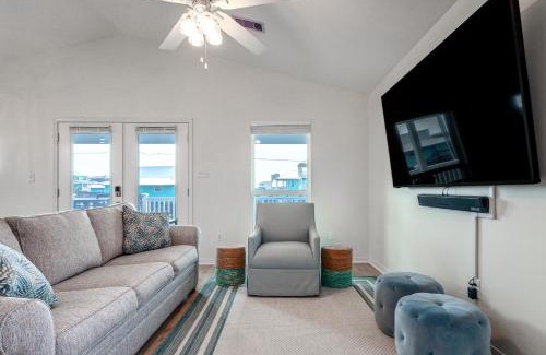 Gulf Shores House | Gulf Shores Cottage with Water Views, Walk to Beach!