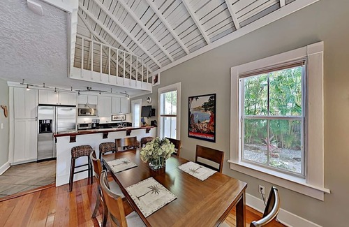 Gulfport House | Gulfport Historic Waterfront Art District - Walk to Dining & Beach