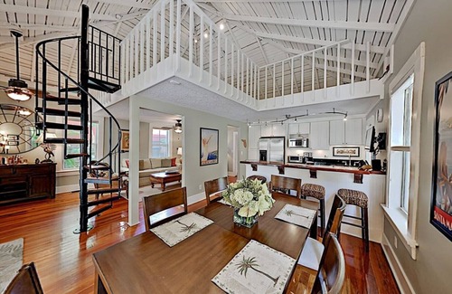 Gulfport House | Gulfport Historic Waterfront Art District - Walk to Dining & Beach