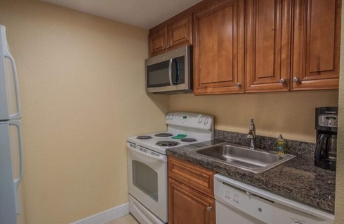 Delray Beach Hotel | Gulfstream Manor - Spacious 1 Bedroom