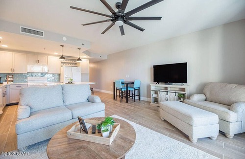 Panama City Beach Resort | Gulfview Luxury 1Br sleeps 6, LakeTown Wharf 517, short walk to beach!